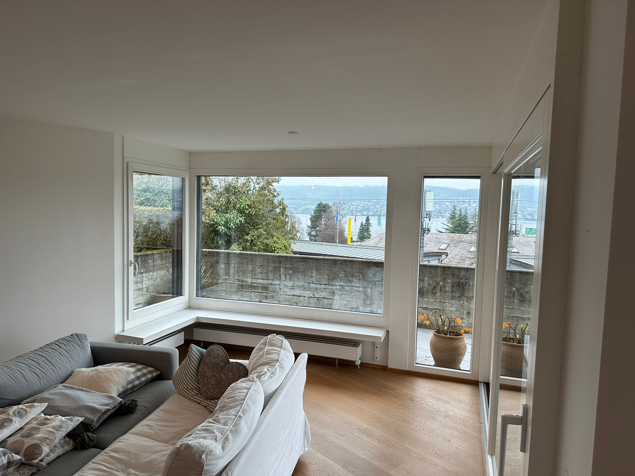 Renoviertes Wohnzimmer mit Fensterfront